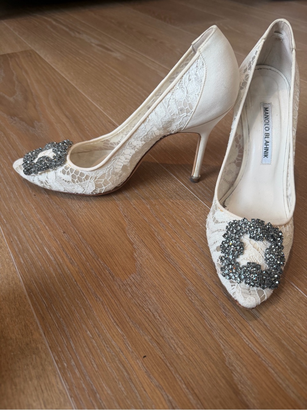 Women's Ivory Lace Embellished Pointed-Toe Pump - Picture 14 of 14